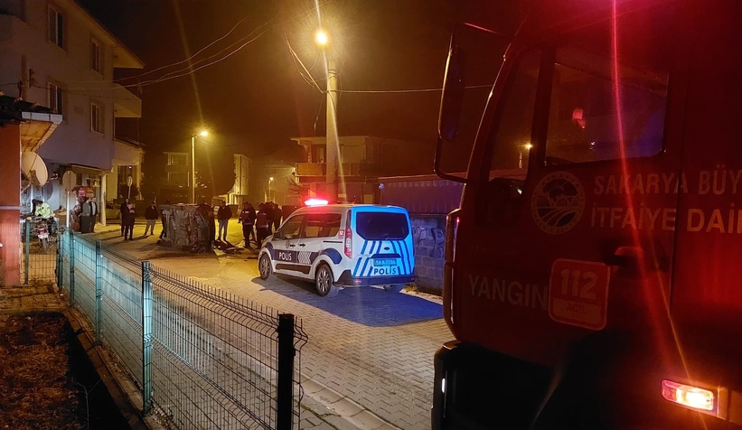 gaz-pedali-takili-kalan-otomobil-aileye-dehseti-yasattiazbuzuxtqt