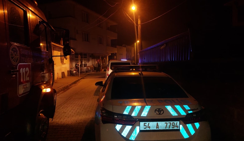 gaz-pedali-takili-kalan-otomobil-aileye-dehseti-yasattiazbuzuxtqt