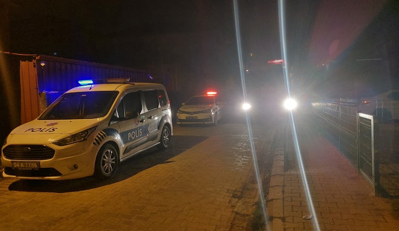 gaz-pedali-takili-kalan-otomobil-aileye-dehseti-yasattiazbuzuxtqt