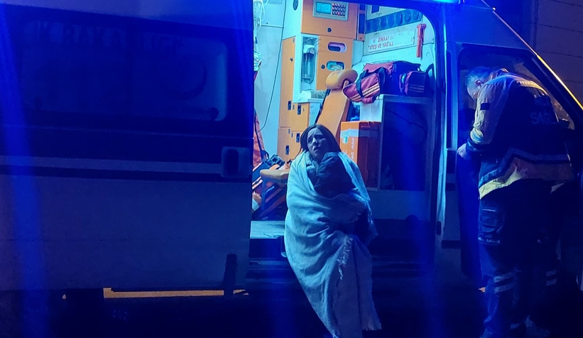 gaz-pedali-takili-kalan-otomobil-aileye-dehseti-yasattiazbuzuxtqt