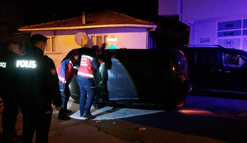 gaz-pedali-takili-kalan-otomobil-aileye-dehseti-yasattiazbuzuxtqt