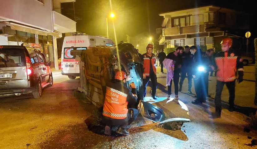 gaz-pedali-takili-kalan-otomobil-aileye-dehseti-yasattiazbuzuxtqt