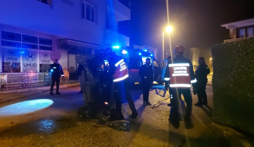 gaz-pedali-takili-kalan-otomobil-aileye-dehseti-yasattiazbuzuxtqt