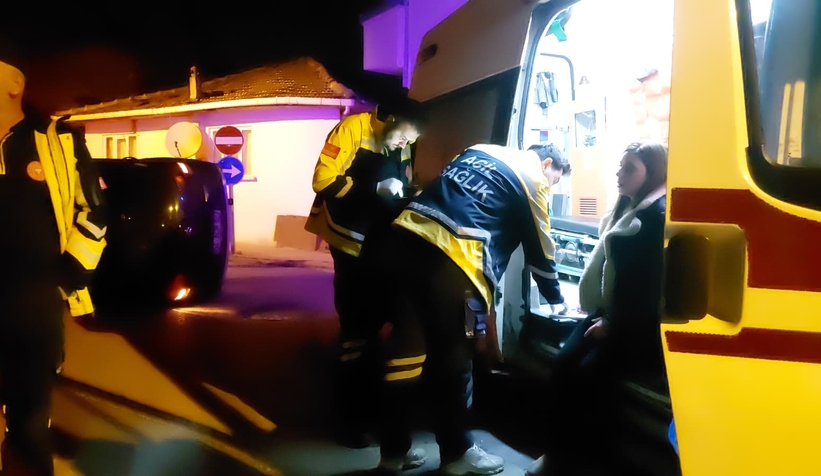 gaz-pedali-takili-kalan-otomobil-aileye-dehseti-yasattiazbuzuxtqt