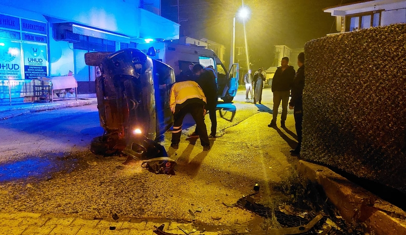 gaz-pedali-takili-kalan-otomobil-aileye-dehseti-yasattiazbuzuxtqt