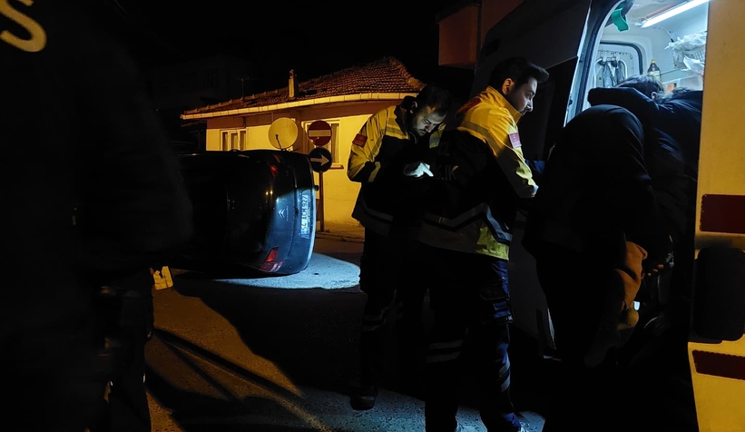 gaz-pedali-takili-kalan-otomobil-aileye-dehseti-yasattiazbuzuxtqt