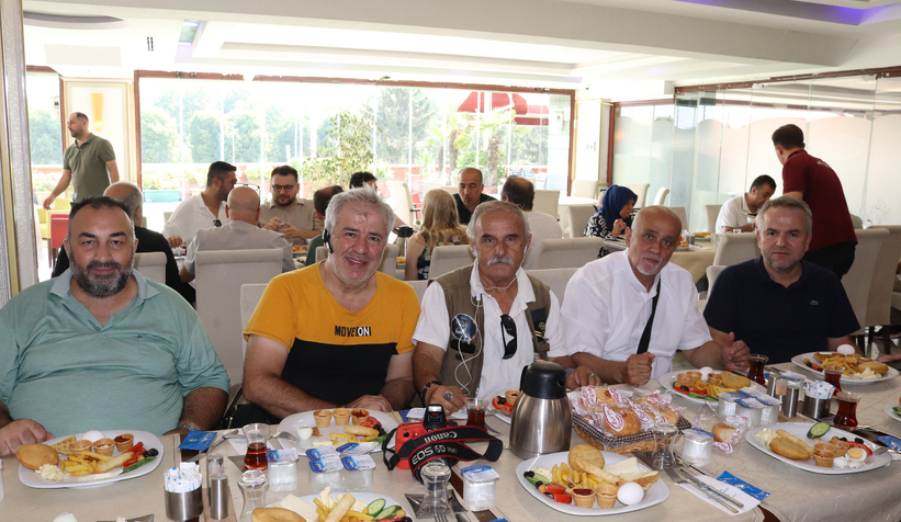 Gazeteciler kahvaltıda buluştu