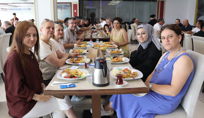 Gazeteciler kahvaltıda buluştu