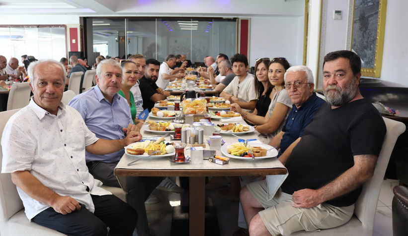 Gazeteciler kahvaltıda buluştu