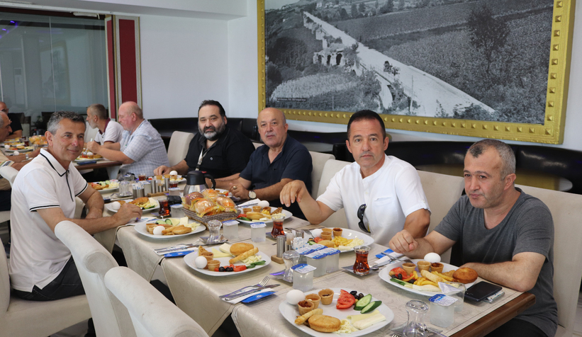 Gazeteciler kahvaltıda buluştu