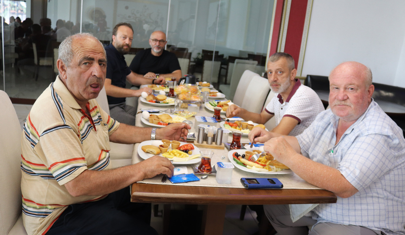 Gazeteciler kahvaltıda buluştu