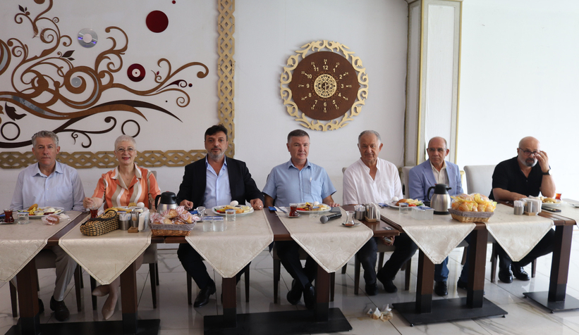 Gazeteciler kahvaltıda buluştu