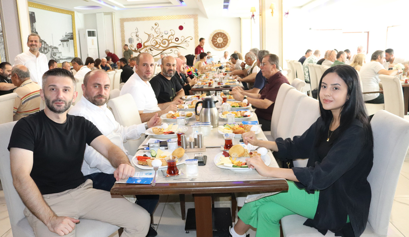 Gazeteciler kahvaltıda buluştu