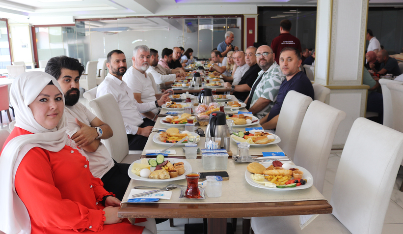 Gazeteciler kahvaltıda buluştu