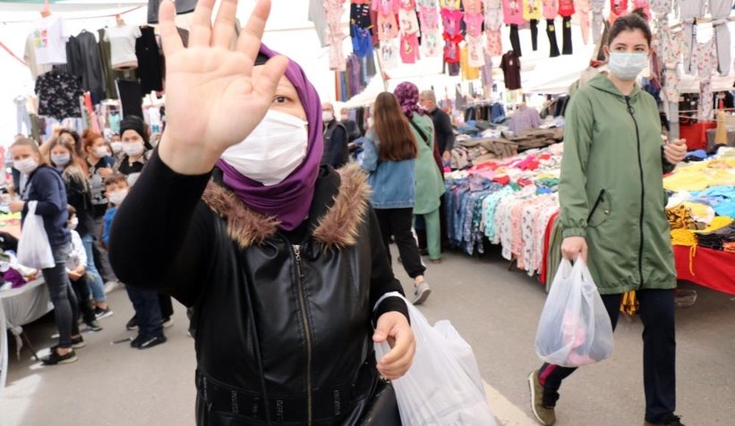 Gazetecilere hakaret yağdırdı