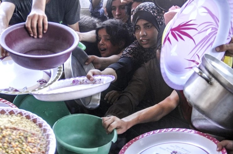 gazze-de-yerinden-edilen-filistinlilere-yemek-dagitildimndbtuzuse