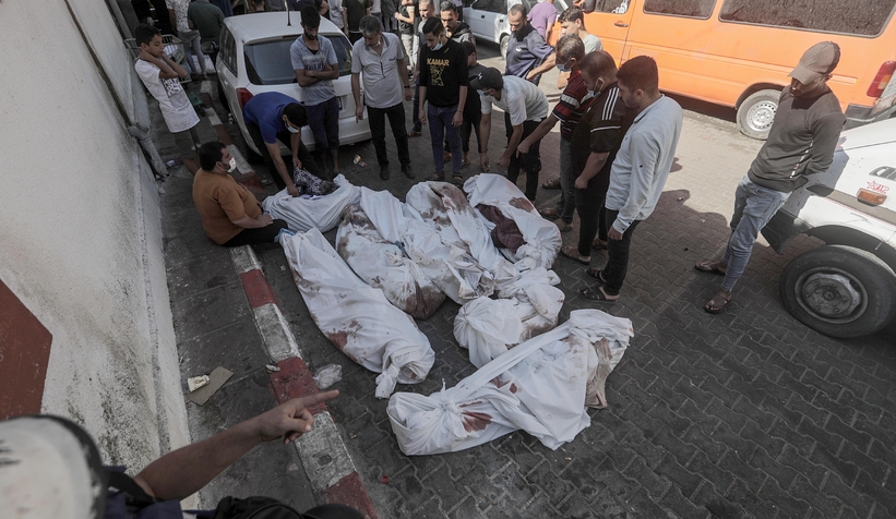 Gazze'deki El Şifa Hastanesi'nin önü cenazelerle doldu