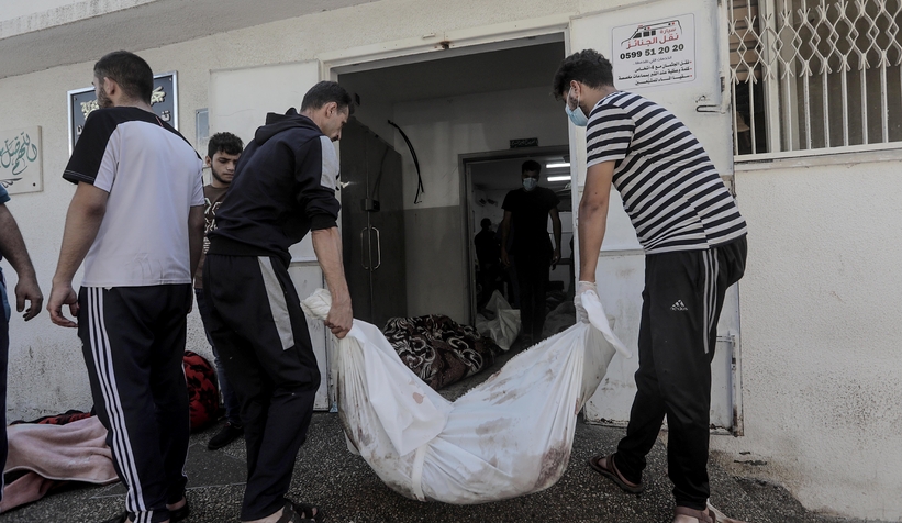 Gazze'deki El Şifa Hastanesi'nin önü cenazelerle doldu