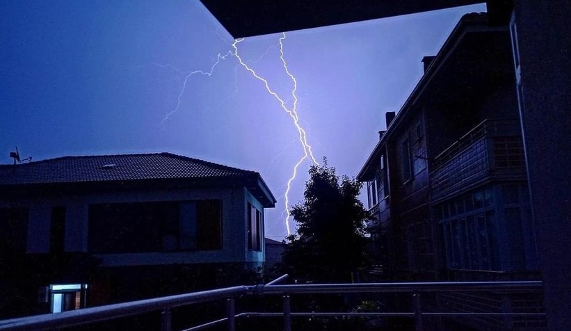 Gecenin karanlığını şimşekler aydınlattı