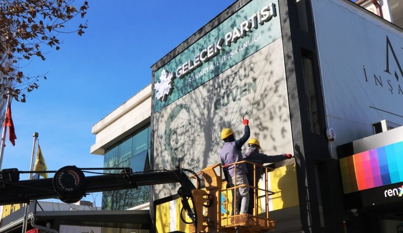 Gelecek Partisi'nin tabelası söküldü