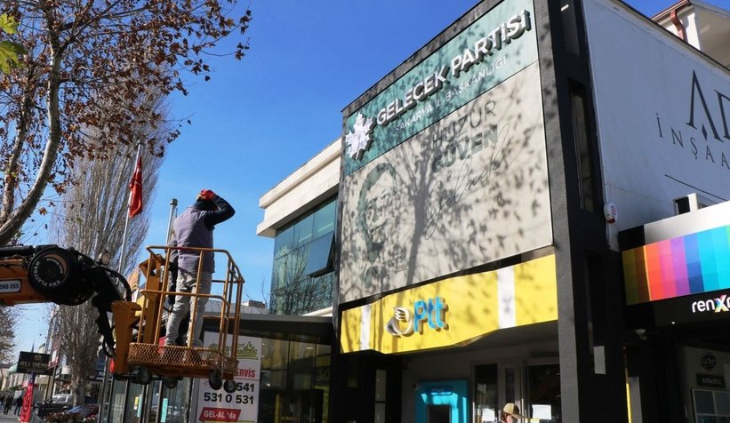 Gelecek Partisi'nin tabelası söküldü