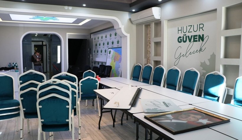 Gelecek Partisi'nin tabelası söküldü