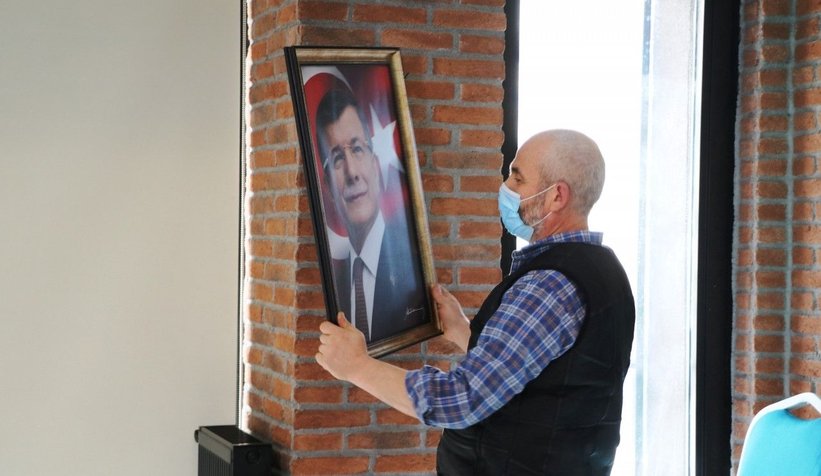 Gelecek Partisi'nin tabelası söküldü