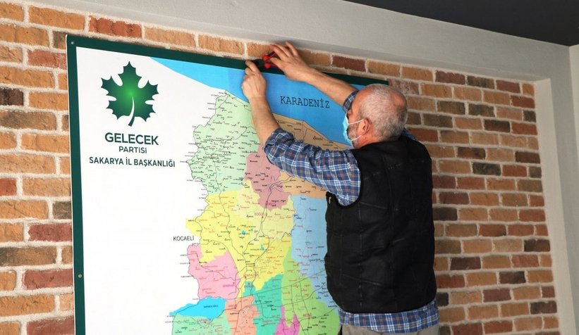 Gelecek Partisi'nin tabelası söküldü