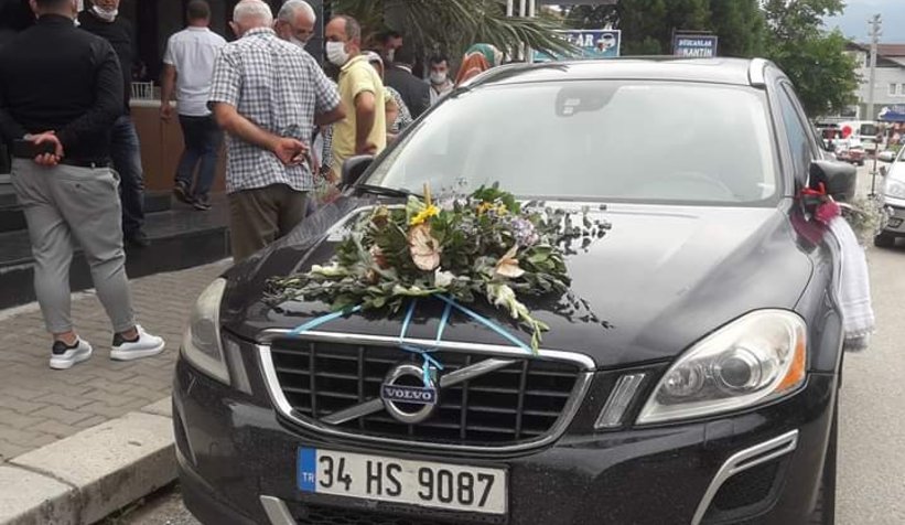 Gelin arabasının arkasına yazılan yazı gülümsetti