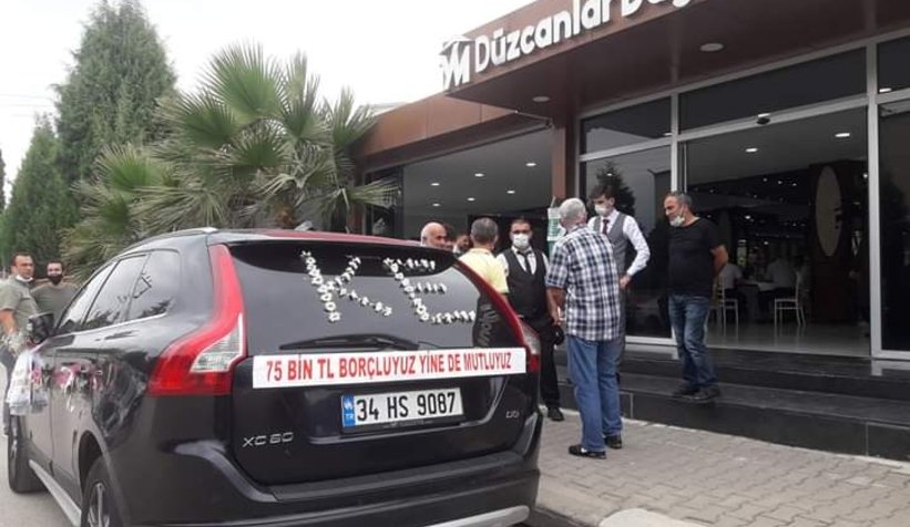 Gelin arabasının arkasına yazılan yazı gülümsetti