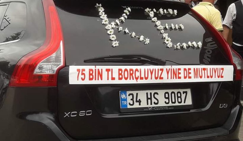 Gelin arabasının arkasına yazılan yazı gülümsetti