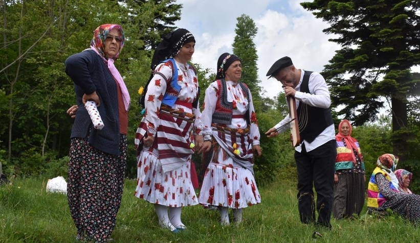 Gelin gibi süslenen hayvanları ile göçe başladılar