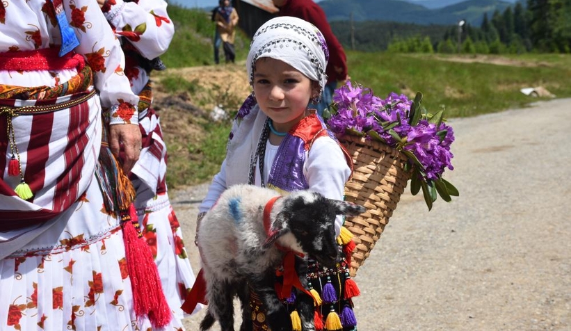 Gelin gibi süslenen hayvanları ile göçe başladılar