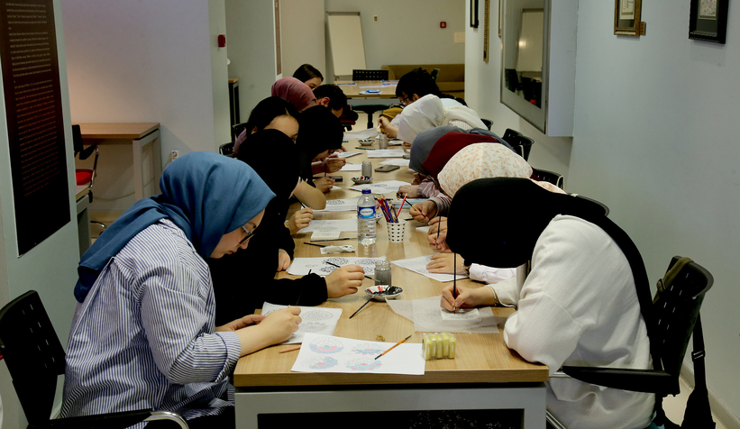 Genç atölyede eğitimler sürüyor