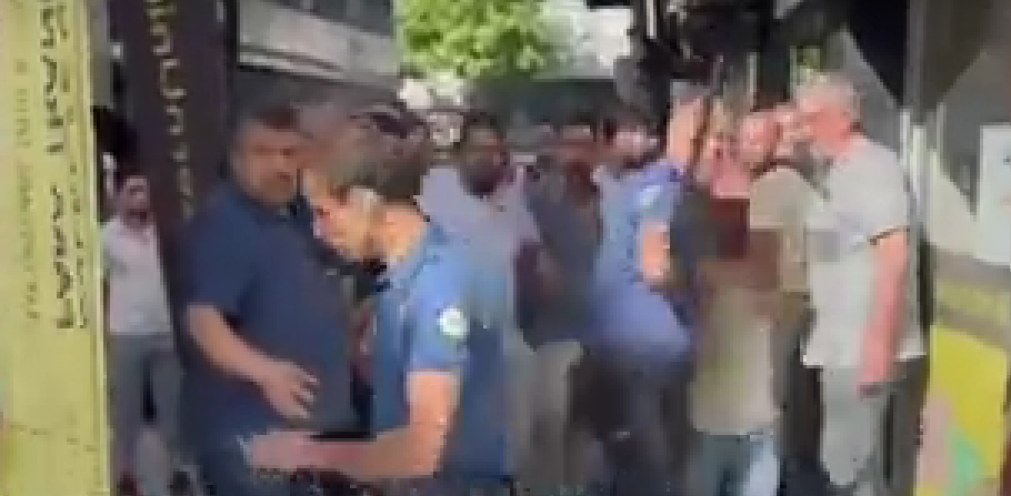 Genç kıza laf attı, linç ediliyordu