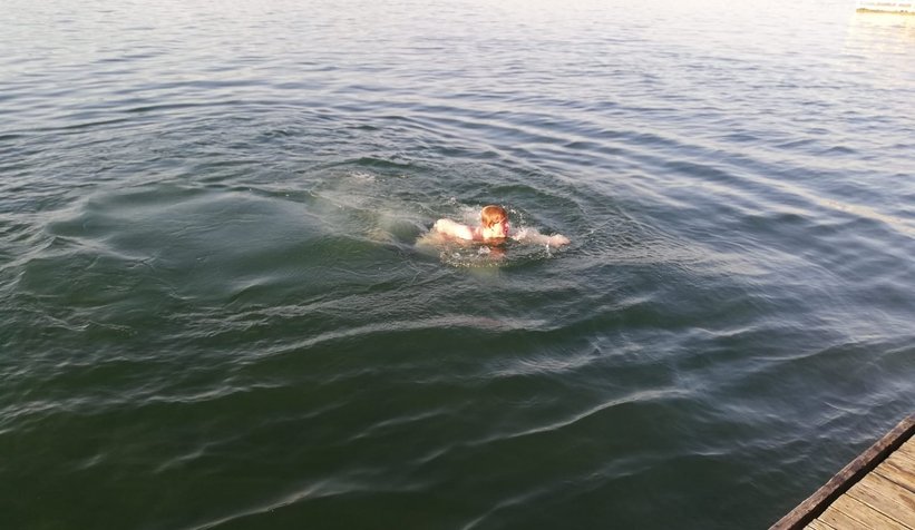 Gençlerin Sapanca Gölü'nde yüzme keyfi