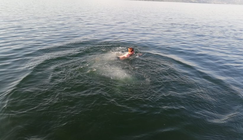 Gençlerin Sapanca Gölü'nde yüzme keyfi