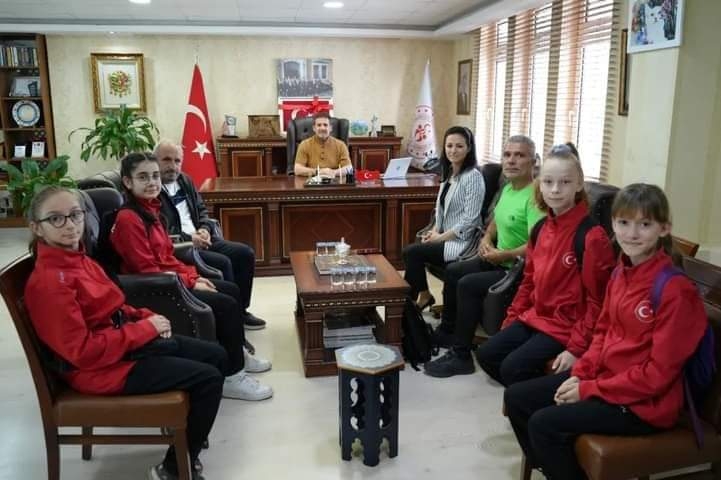 Gençlik Spor İl Müdürü, başarılı karatecileri ödüllendirdi