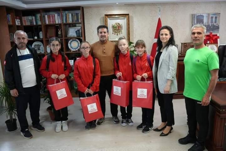 Gençlik Spor İl Müdürü, başarılı karatecileri ödüllendirdi