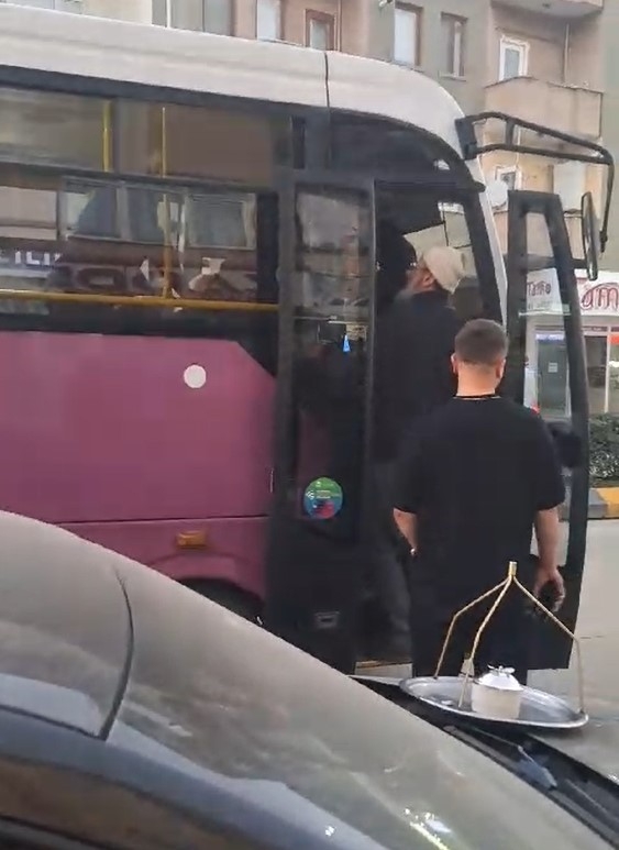 gergin-anlar-otobus-soforunun-uzerine-yuruduuwf6sxlbej
