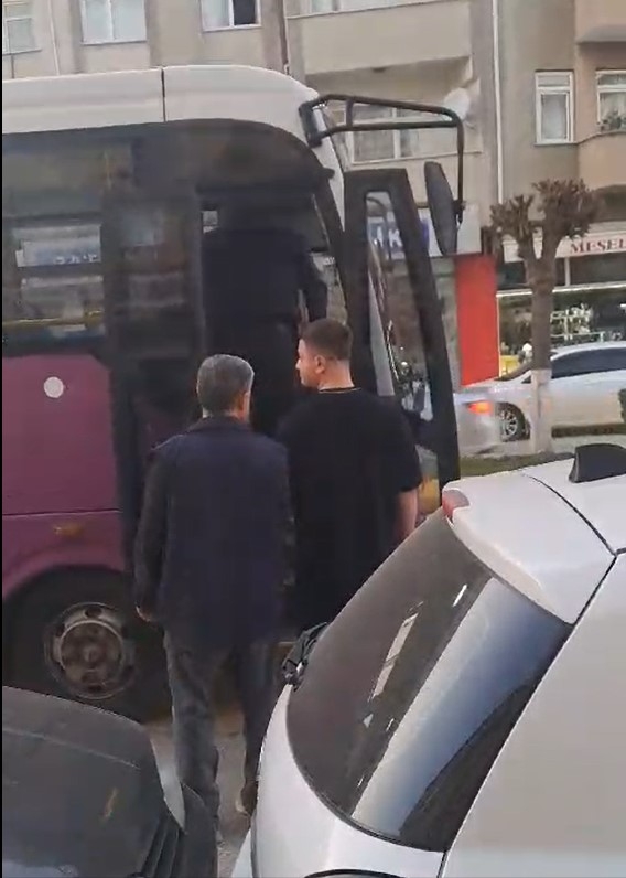 gergin-anlar-otobus-soforunun-uzerine-yuruduuwf6sxlbej