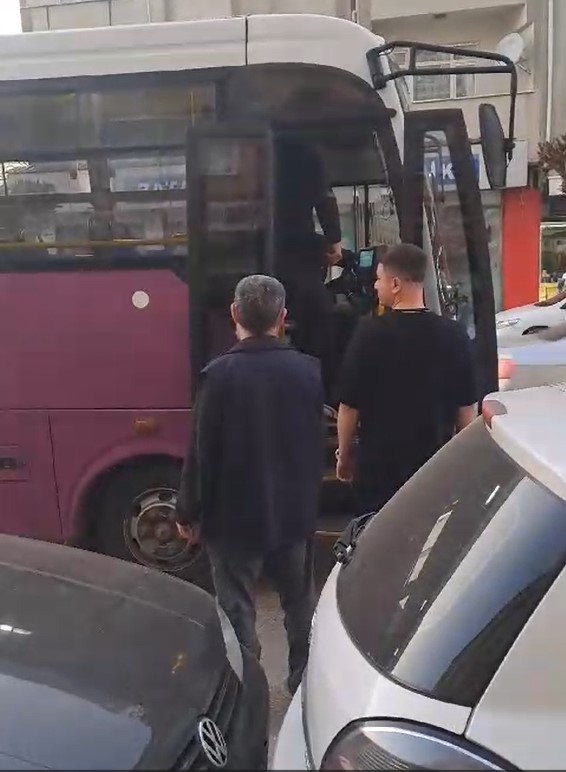 gergin-anlar-otobus-soforunun-uzerine-yuruduuwf6sxlbej