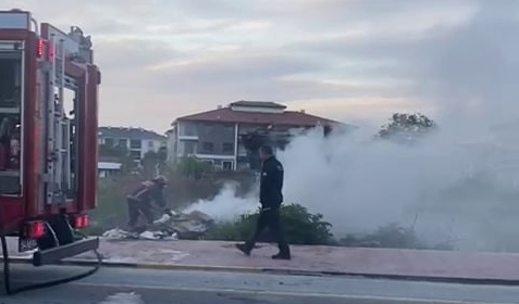 Geri dönüşüm malzemesi taşıyan kamyon yandı