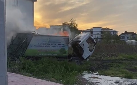 Geri dönüşüm malzemesi taşıyan kamyon yandı