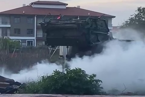 Geri dönüşüm malzemesi taşıyan kamyon yandı