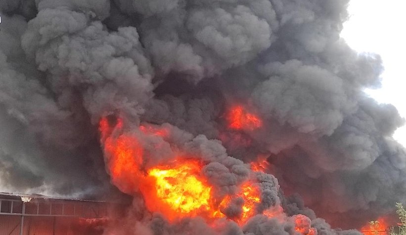 Geri dönüşüm tesisi alev alev yandı