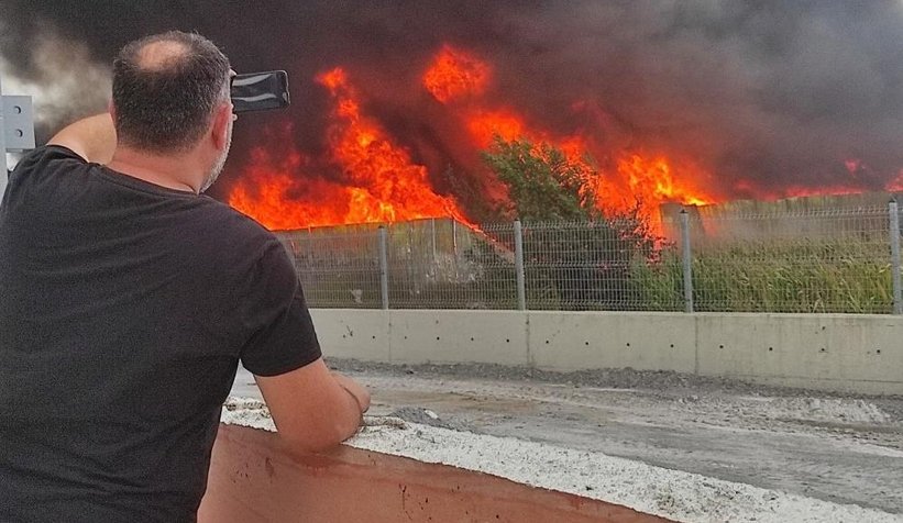 Geri dönüşüm tesisi alev alev yandı