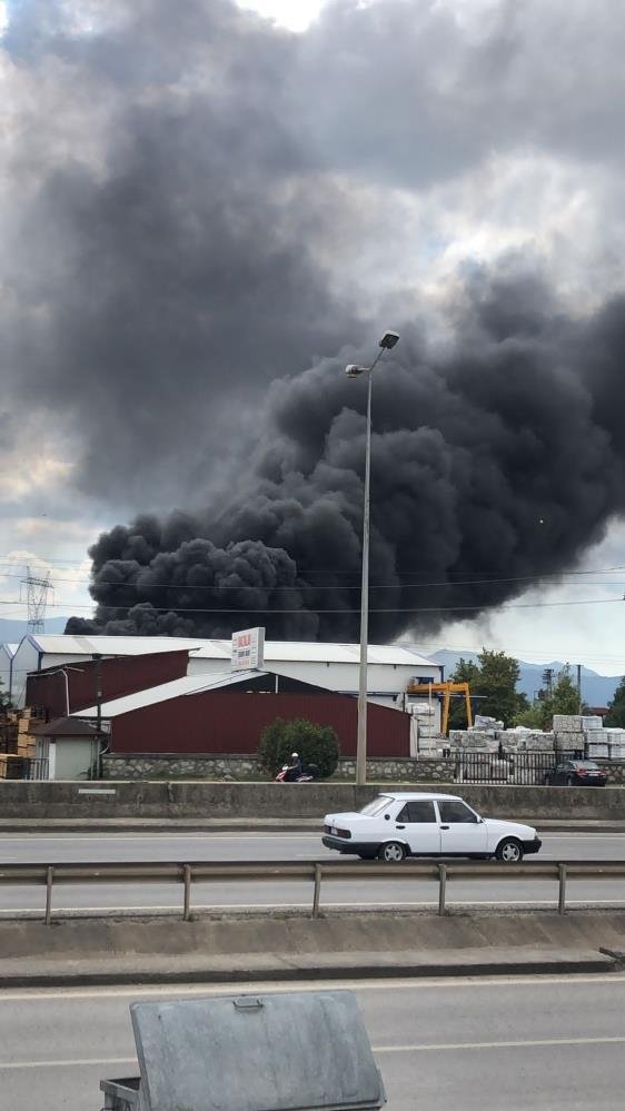 Geri dönüşüm tesisi alev alev yandı