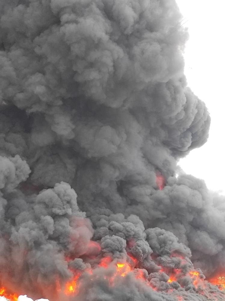 Geri dönüşüm tesisi alev alev yandı