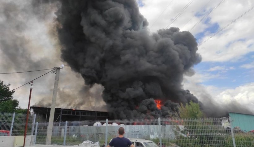 Geri dönüşüm tesisi alev alev yandı